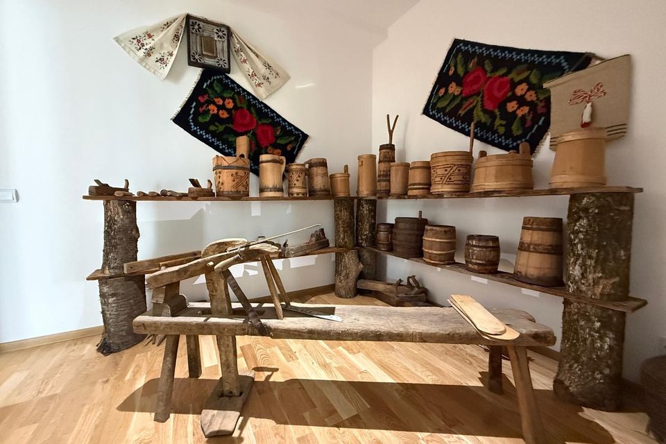 Atelier de dogărie cu bancul de lucru, unelte și vase din doage