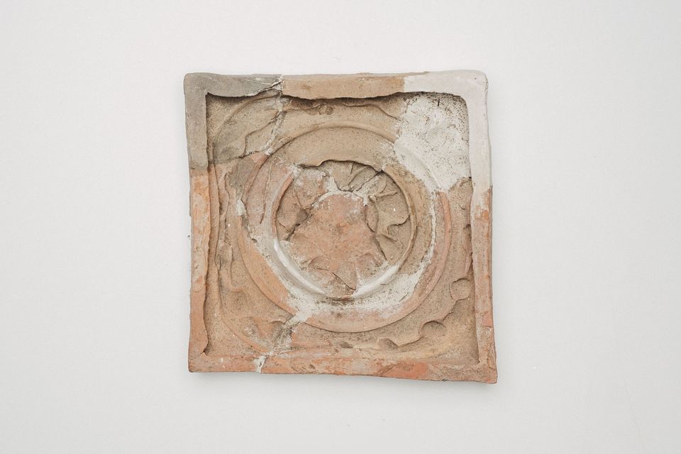 Cahlă castron pătrată cu motiv floral în relief