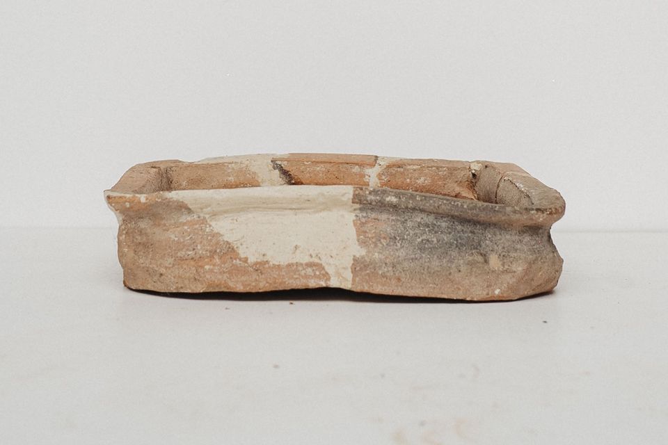 Cahlă castron restaurată, văzută din lateral