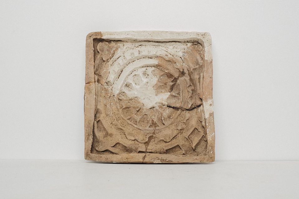 Cahlă pătrată cu decor în relief, văzută din lateral