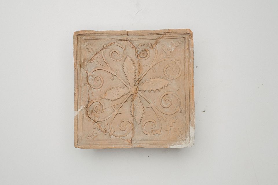 Cahlă pătrată cu rozetă și frunze în relief