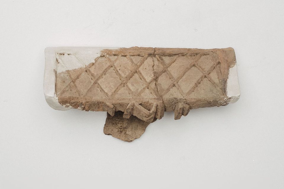 Fragment de cahlă de coronament cu motiv de rețea în relief