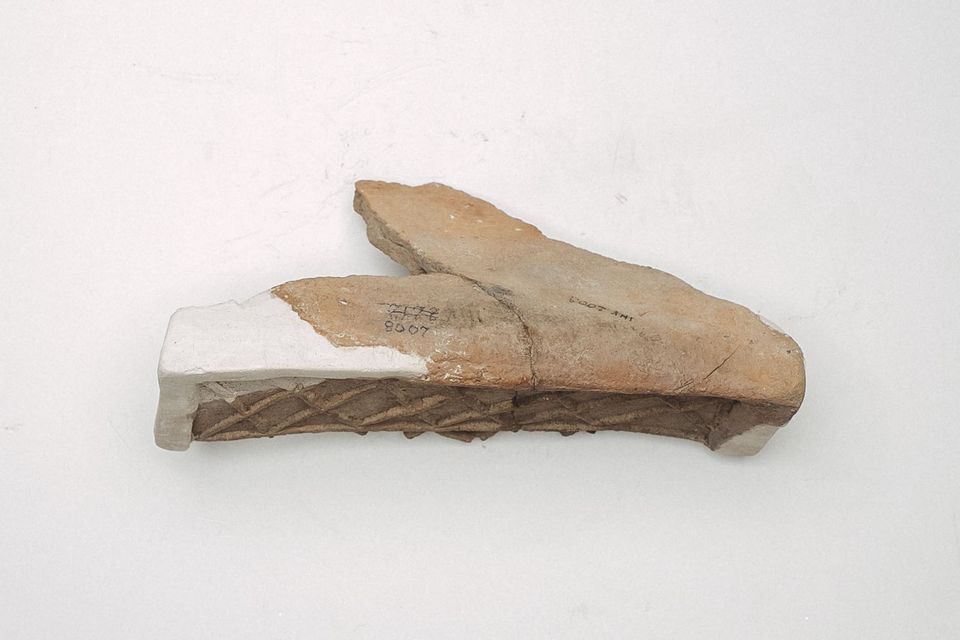 Fragment de cahlă de coronament cu decor în relief