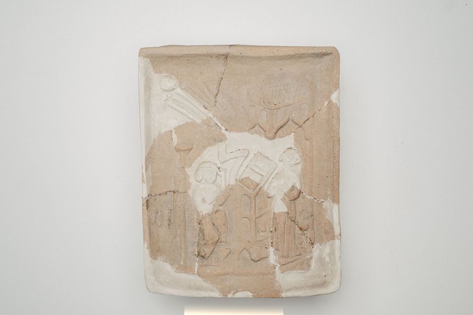 Cahlă decorativă pătrată cu scena Bunei Vestiri în relief, restaurată