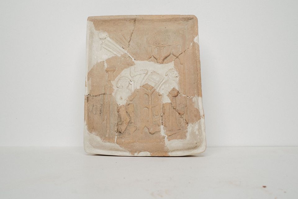 Cahlă decorativă cu scena Bunei Vestiri, văzută din lateral