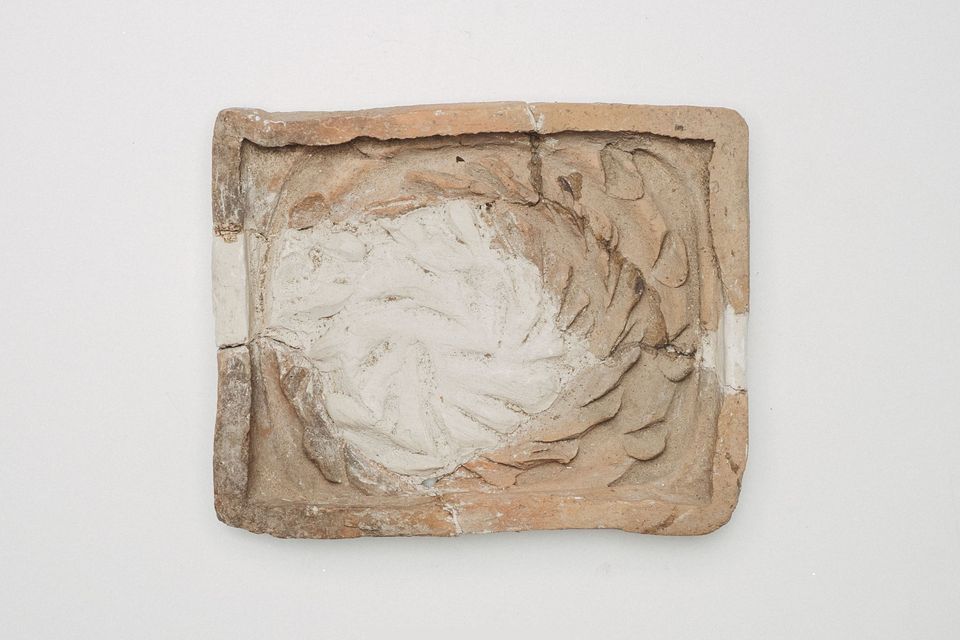 Cahlă oală dreptunghiulară cu frunze în relief, restaurată