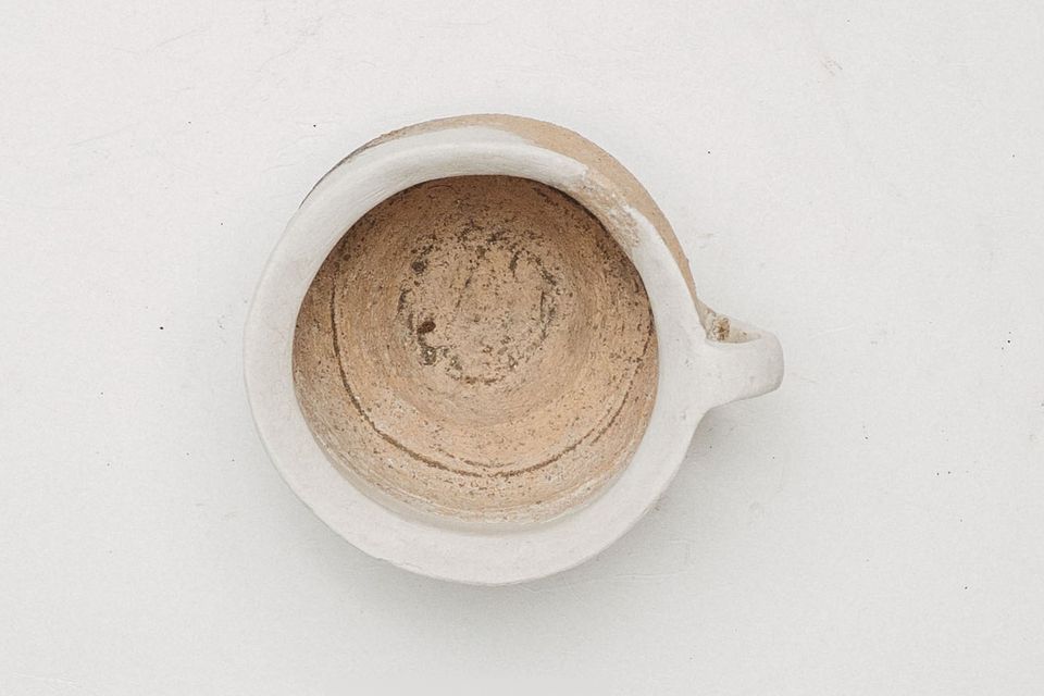 Cană de lut cu toartă, restaurată, văzută de sus