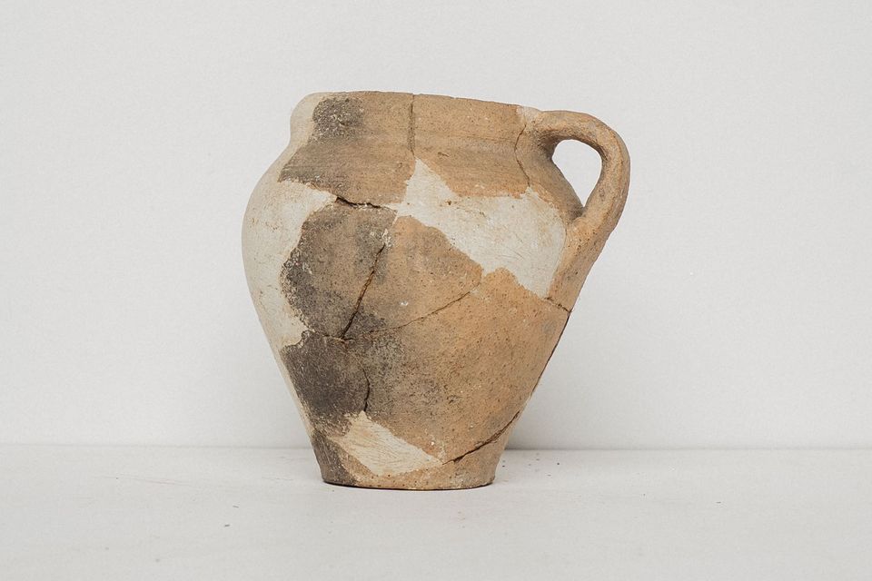 Cană de lut cu toartă, restaurată din fragmente
