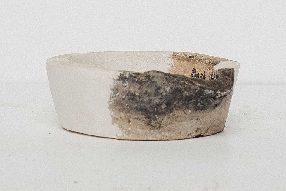Castron ceramic cu urme de ardere, restaurat