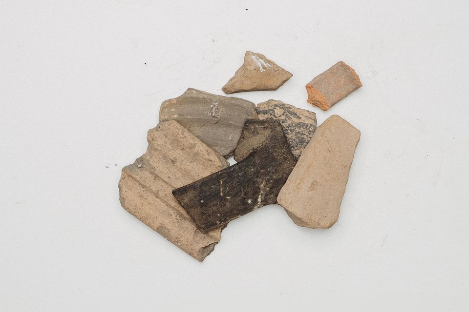 Fragmente ceramice de diferite culori, așezate împreună