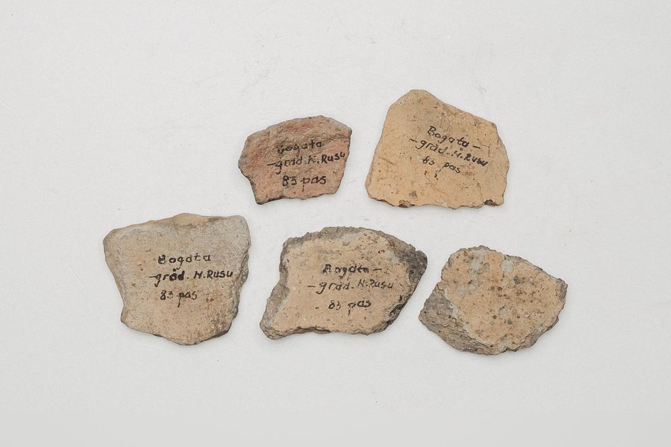 Fragmente ceramice din epoca bronzului, cu marcaje de inventar