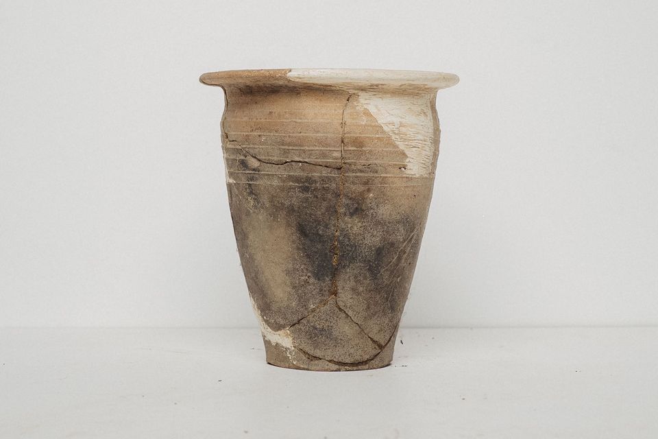 Oală de lut cu buză răsfrântă, restaurată din fragmente