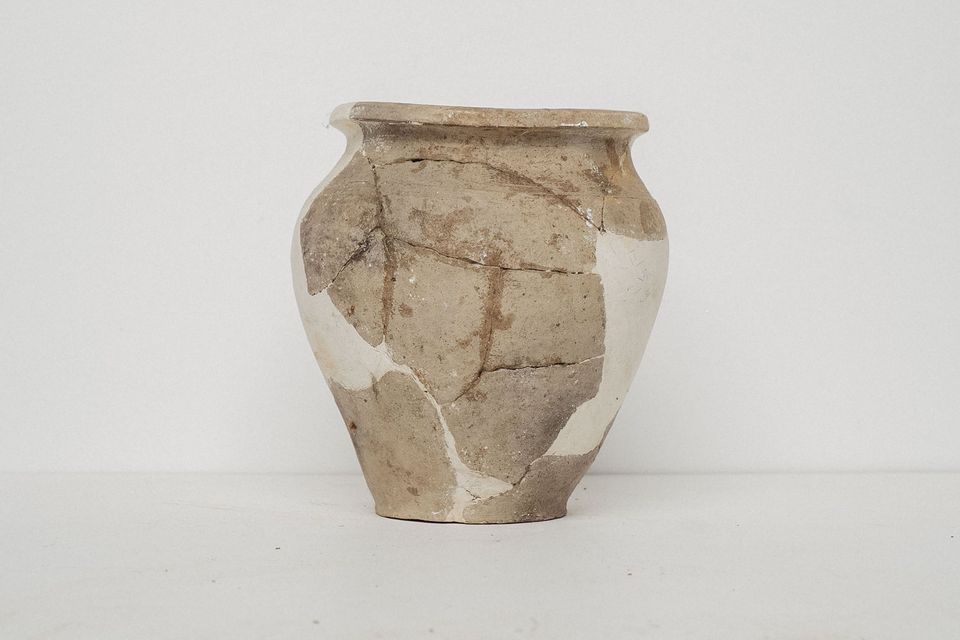 Oală de lut restaurată, cu fragmente originale de culoare cenușie