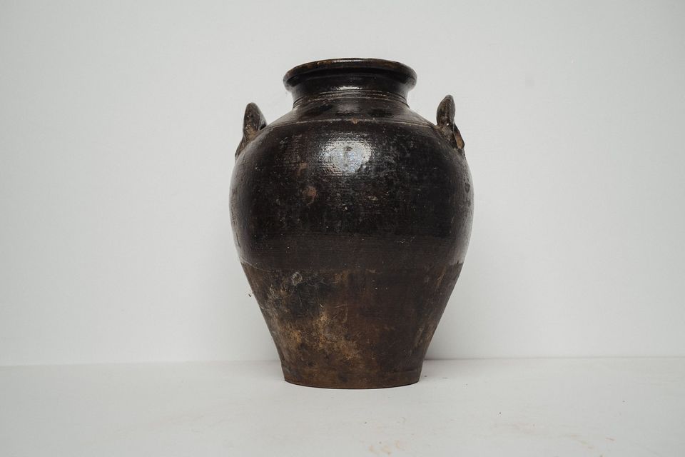 Vas de ceramică neagră smălțuită, cu două toarte mici