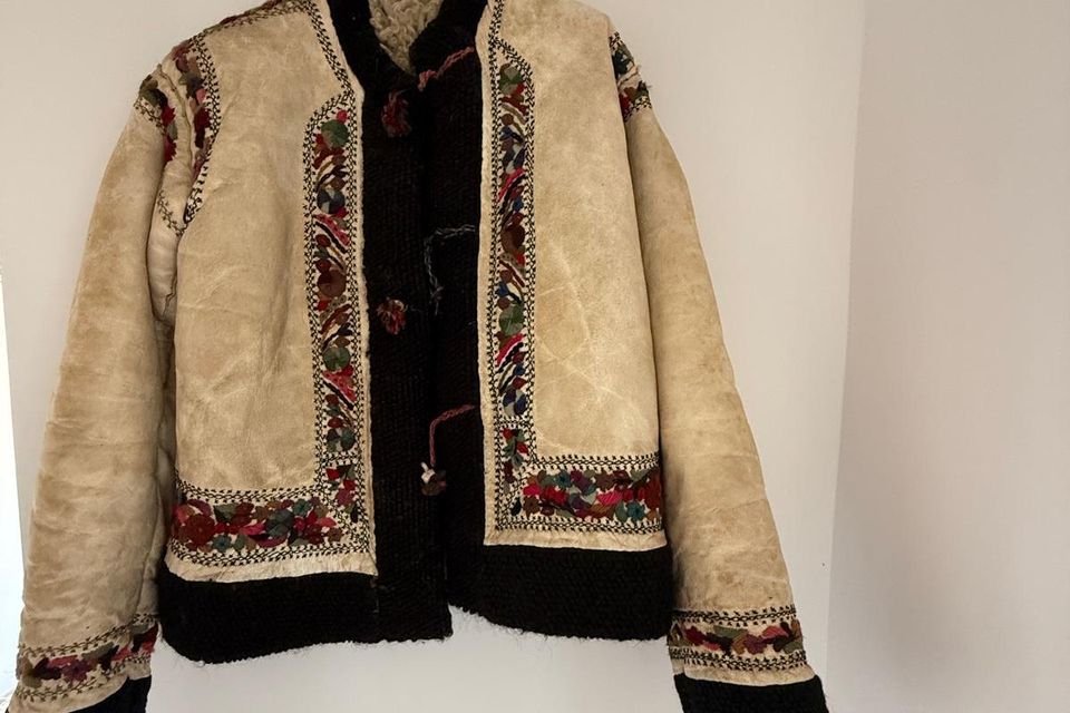 Pieptar din lână albă, cu broderie colorată și margini negre