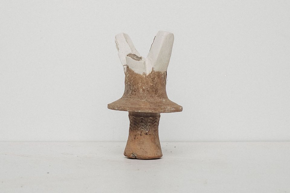Piesă ceramică cu picior, restaurată cu ipsos