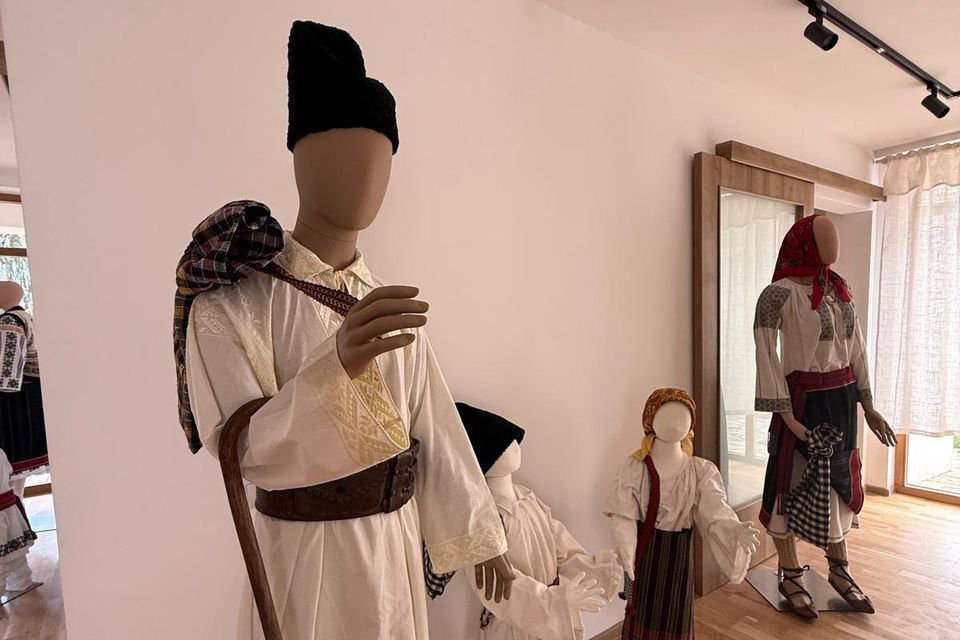 Manechine îmbrăcate în port popular, în sala de expoziție