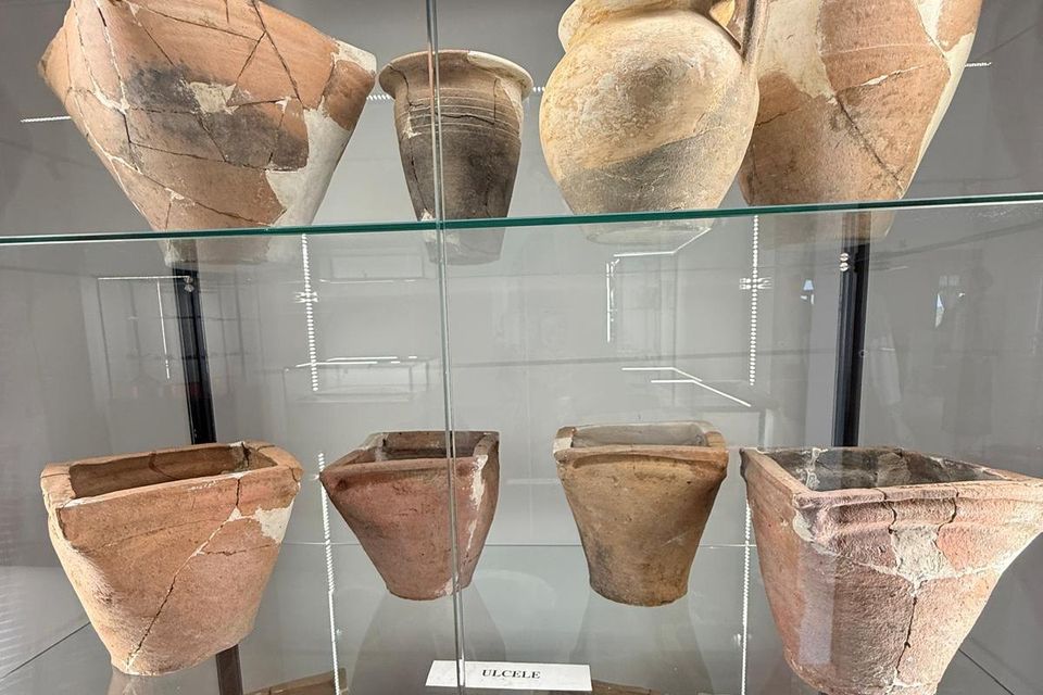 Oale, ulcioare și pahare ceramice restaurate, expuse în vitrină