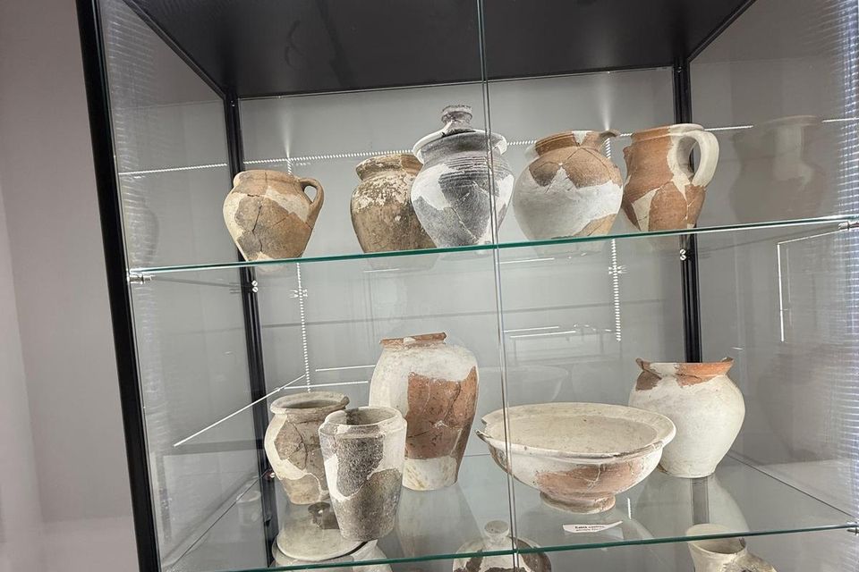 Vitrină luminată cu vase ceramice restaurate din secolele XIV-XV