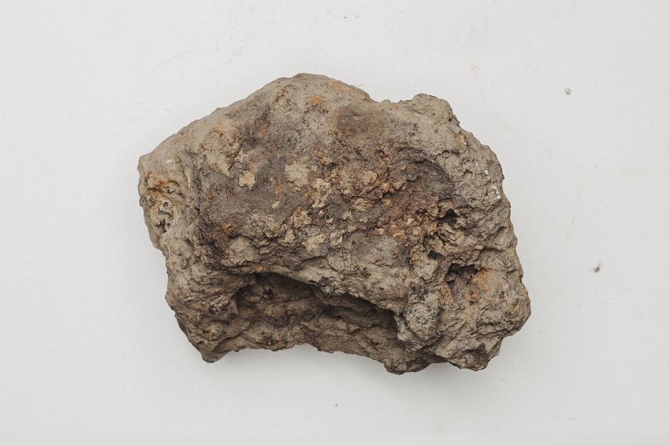 Bucată de zgură de fier cu suprafață poroasă