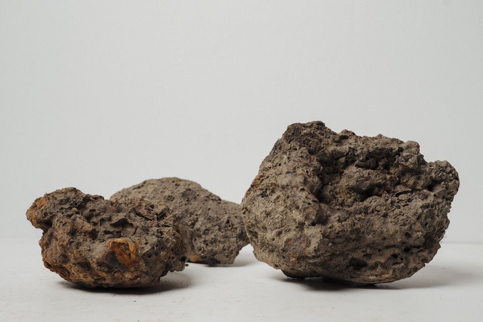 Două bucăți de zgură de fier pe fundal deschis
